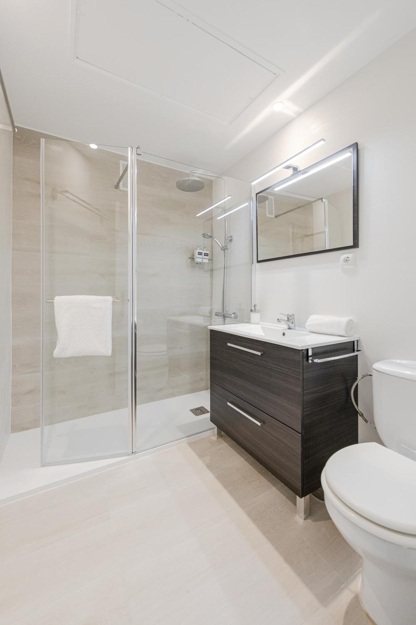 Isg Apartments Becquer Free Parking Inside The Building Sevilla Bagian luar foto