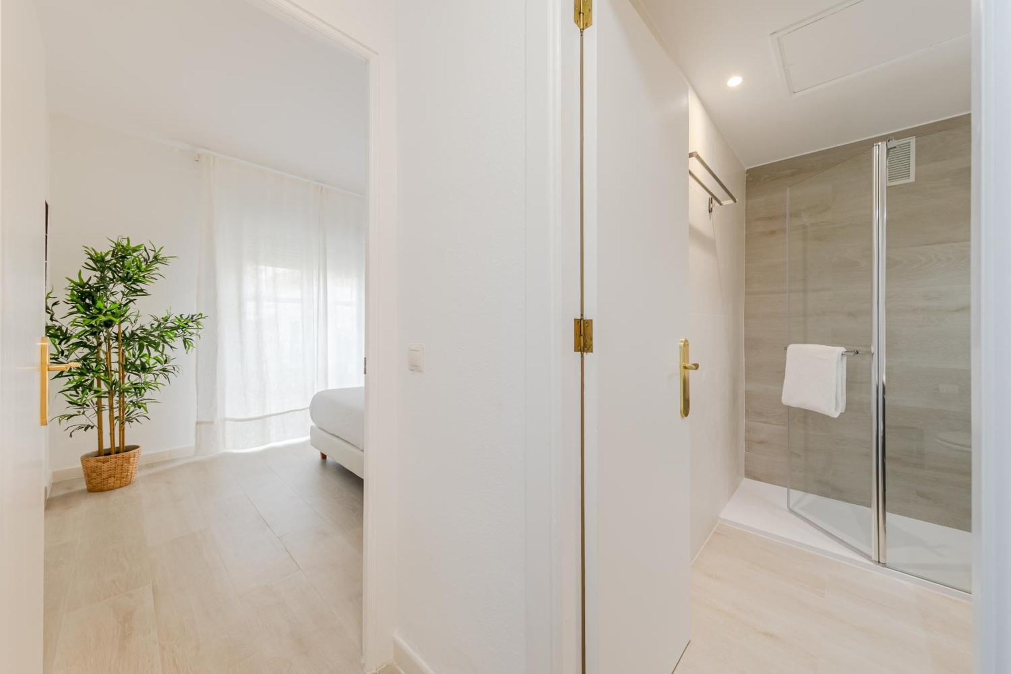 Isg Apartments Becquer Free Parking Inside The Building Sevilla Bagian luar foto