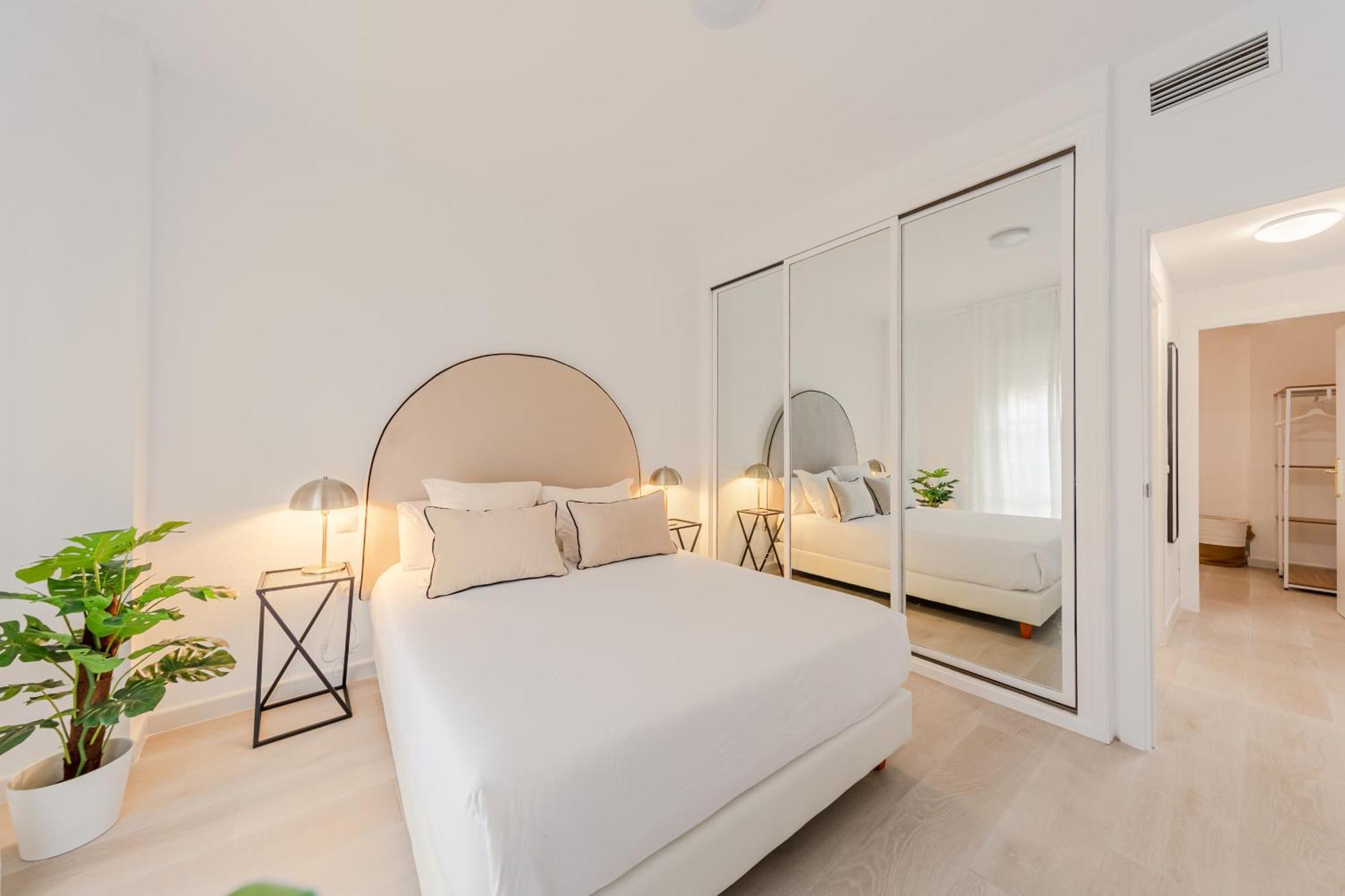 Isg Apartments Becquer Free Parking Inside The Building Sevilla Bagian luar foto